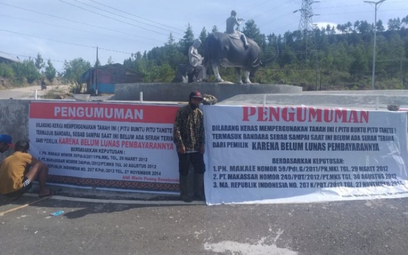 SPANDUK TUNTUTAN. Spanduk tuntutan pembayaran ganti rugi lahan di area Bandara Buntu Kunik&nbsp;Kabupaten Tana Toraja atau Bandara Toraja. Spanduk ini kemudian dicopot pengelola bandara yang membuat ahli waris lahan kecewa. foto: istimewa