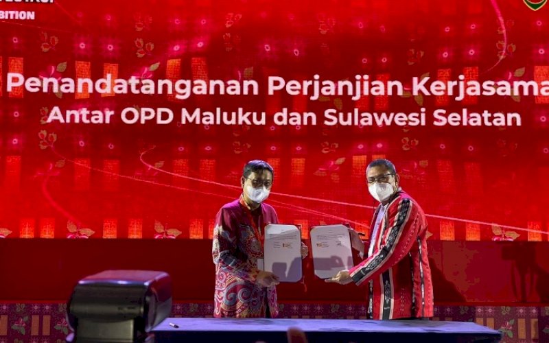 KERJA SAMA. Plt Kepala Dinas Perikanan dan Kelautan Sulsel, Sulkaf S Latief (kiri), melakukan penandatanganan kerja sama bersama Pemprov Maluku tentang pengembangan empat sektor, salah satunya sektor kelautan dan perikanan di Makassar, Sulsel, Sabtu (5/2/2022). foto: istimewa