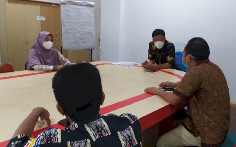 AUDIENSI. Kepala Bidang Humas Informasi dan Komunikasi Publik Diskominfo-SP Provinsi Sulsel, Sultan Rakib, menerima rombongan Pemerhati Budaya Sulsel yang tergabung dalam Seniman Celebes Nusantara, Kamis (24/2/2022). foto: istimewa