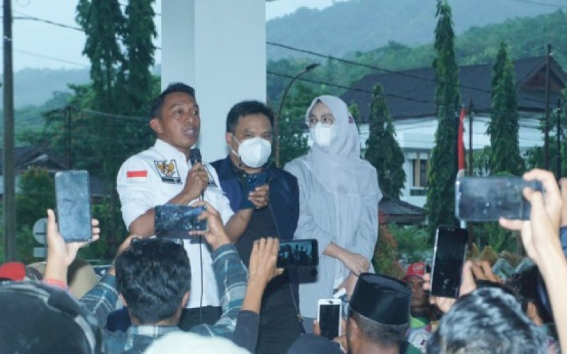 TERIMA ASPIRASI. Wakil Ketua DPRD Provinsi Sulsel Syaharuddin Alrif (kiri) dan Ketua Komisi B DPRD Provinsi Sulsel Andi Racmatika Dewi didampingi Wakil Bupati Enrekang Asman saat menerima aspirasi petani korban penggusuran di Kantor Bupati Enrekang, Selasa (25/2/2022). foto: istimewa