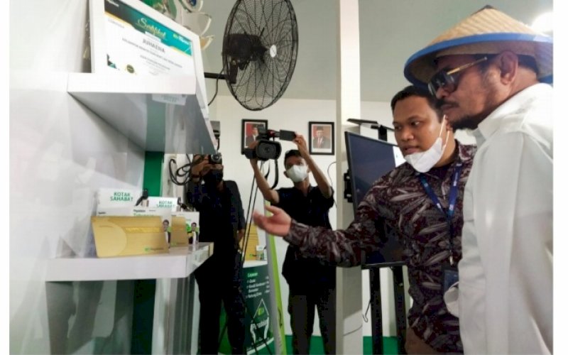 PERESMIAN. Menteri Pertanian Republik Indonesia, Syahrul Yasin Limpo (kanan), saat meresmikan Program Pekarangan Emas yang dilaksanaan di Kabupaten Bone, Senin (7/2/2022). foto: istimewa