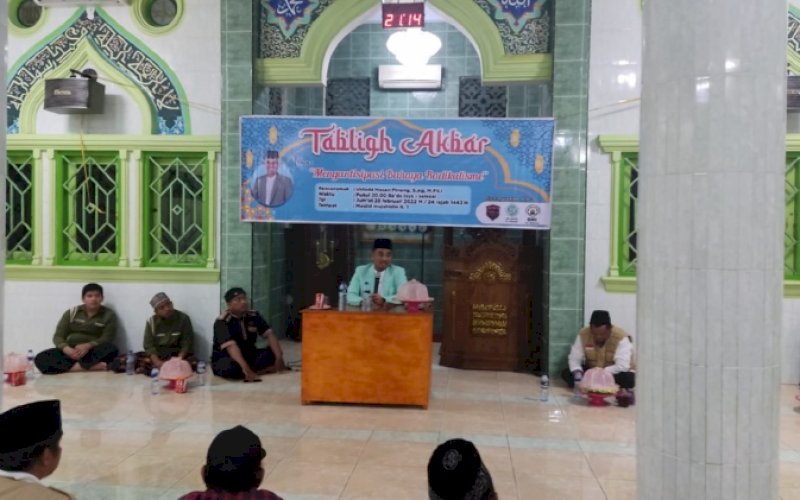 TABLIG AKBAR. Ustaz Hasan Pinang membawakan tausiyah Tablig Akbar dengan tema 'Mengantisipasi Bahaya Radikalisme dengan menghadirkan penceramah Ustaz Hasan Pinang di Masjid Mujahidin, Jl Maccini Sawah, Kota Makassar, Jumat (25/2/2022) malam. foto: istimewa