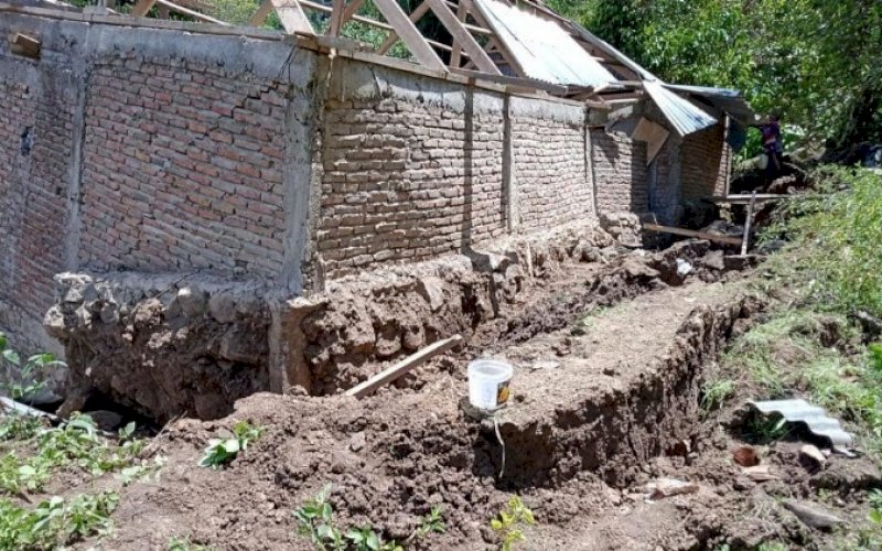 BENCANA. Bencana tanah longsor dan pergerakan tanah yang terjadi di Saruran Dusun Kayangan, Lembang Rano Tengah, Kecamatan Rano, Kabupaten Tana Toraja, Selasa, 15 Februari 2022. Pemprov Sulsel senantiasa melakukan berbagai langkah dalam penyelamatan lingkungan, mulai dari pencegahan, pelestarian, dan pengembalian kondisi. foto: istimewa