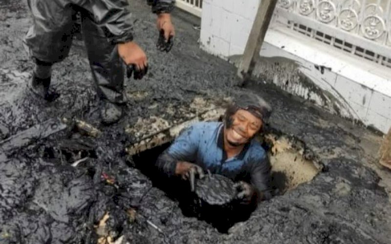 MASUK GOT. Tim Kendali Banjir Pemkab Bulukumba turun langsung masuk ke drainase atau got membersihkan sedimen lumpur dan sampah yang mengendap di sejumlah titik di Kabupaten Bulukumba, Senin (21/2/2022). foto: istimewa