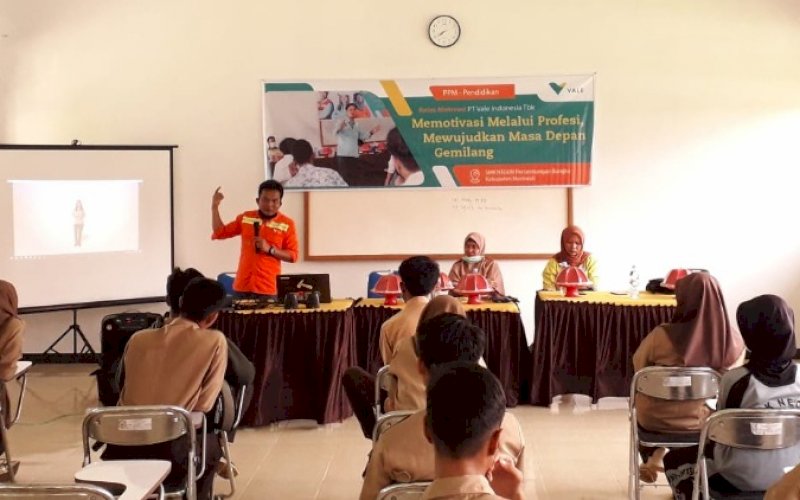 KELAS MOTIVASI. Tim PT Vale memberikan penjelasan dalam Kelas Motivasi yang diikuti sebanyak 40 siswa kelas 10 dan kelas 11 Jurusan Geologi Pertambangan, SMK Pertambangan Bahomohoni, Kecamatan Bungku Tengah, Kabupaten Morowali, Sulawesi Tengah, Sabtu (5/2/2022). foto: istimewa