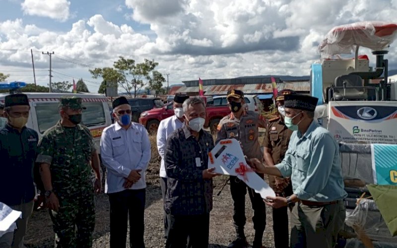 PENYERAHAN. Direktur External Relations dan Corporate Affairs PT Vale Indonesia Endra Kusuma menyerahkan mesin pertanian combine harvester secara simbolis kepada Bupati Luwu Timur Budiman di Kawasan Mahalona Raya, Kecamatan Towuti, Kabupaten Luwu Timur, Jumat (18/2/2022). foto: istimewa