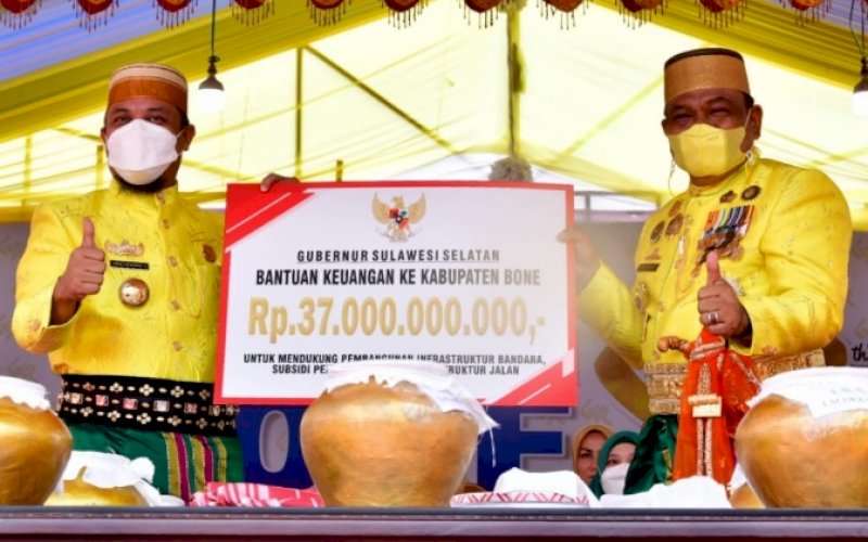 BANTUAN KEUANGAN. Gubernur Sulsel Andi Sudirman Sulaiman (kiri) menyerahkan bantuan keuangan kepada Pemkab Bone yang diterima langsung Bupati Bone Andi Fahsar Mahdin Padjalangi dengan nilai bantuan sebesar Rp37 miliar pada acara peringatan Hari Jadi Bone Ke-692 di halaman Rumah Jabatan Bupati Bone, Senin (28/3/2022). foto: istimewa