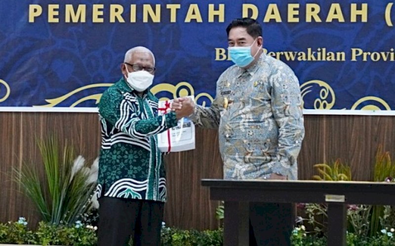 PENYERAHAN. Sekda Provinsi Sulsel, Abdul Hayat Gani (kanan), menyerahkan Laporan Keuangan (LK) Pemerintah Daerah (Unaudited) tahun anggaran 2021, Kamis (31/3/2022). foto: istimewa