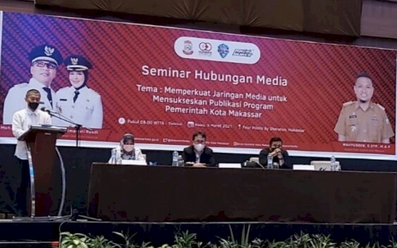 SEMINAR. Kepala Bidang Informasi dan Komunikasi Publik Diskominfo Makassar Ade Ismar Gobel mewakili Wali Kota Makassar Moh Ramdhan Pomanto membuka seminar hubungan media di Four Points By Sheraton Makassar, Rabu (9/3/2022). foto: istimewa&nbsp;