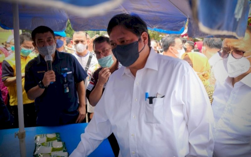 OPERASI PASAR. Menteri Koordinator Bidang Perekonomian, Airlangga Hartarto, meninjau pelaksanaan operasi pasar di beberapa daerah dalam serangkaian kunjungan kerjanya di Provinsi Sumatra Selatan, Sabtu (5/3/2022). foto: istimewa