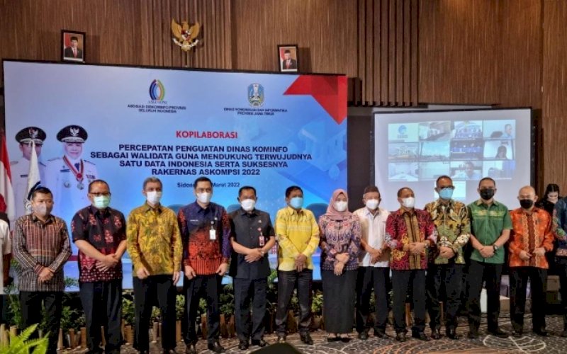 RAKERNAS. Kepala Diskominfo-SP Provinsi Sulsel, Amson Padolo (tengah/baju kuning), menghadiri Rakernas Indonesia Satu Data di Surabaya, Kamis (17/3/2022). foto: istimewa