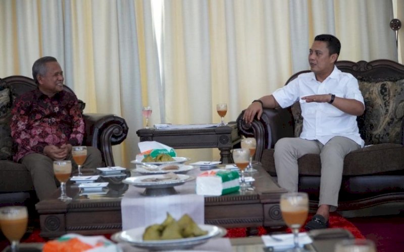 SILATURAHMI. Ketua DPD Partai Gerindra Sulsel sekaligus Wakil Ketua Komisi V DPR RI Andi Iwan Darmawan Aras bertemu Bupati Kabupaten Luwu Basmin Mattayang di rumah jabatannya, Sabtu (13/3/2022). foto: istimewa
