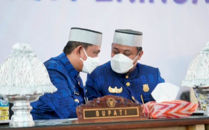 DISKUSI. Gubernur Sulsel Andi Sudirman Sulaiman (kanan) berdiskusi dengan Bupati Wajo Amran Mahmud saat menghadiri Rapat Paripurna DPRD Kabupaten Wajo Dalam Rangka Peringatan Hari Jadi Wajo Ke-623 di Ruang Pola Kantor Bupati Wajo, Selasa (29/3/2022). foto: istimewa