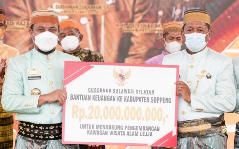 BANTUAN. Gubernur Sulsel Andi Sudirman Sulaiman&nbsp; memberikan bantuan keuangan 2022 sebesar Rp20 miliar untuk Kabupaten Soppeng kepada Bupati Soppeng Andi Kaswadi Razak yang diperuntukkan dalam mendukung pengembangan Kawasan Wisata Alam Lejja, Minggu (27/3/2022). foto: istimewa&nbsp;