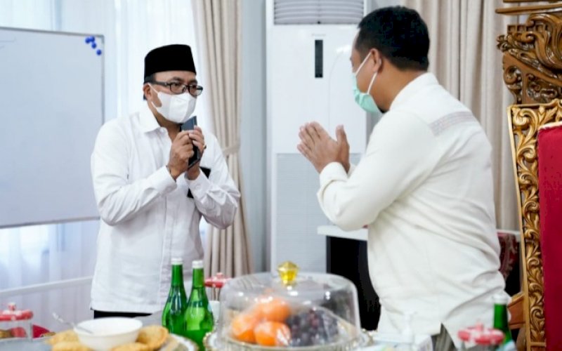 BAHAS BERAS. Gubernur Sulsel Andi Sudirman Sulaiman menerima audiensi Pimwil Bulog Wilayah Sulselbar Bachtiar AS (kiri) di Rumah Jabatan Wakil Gubernur Sulsel, Senin (21/3/2022). foto: istimewa
