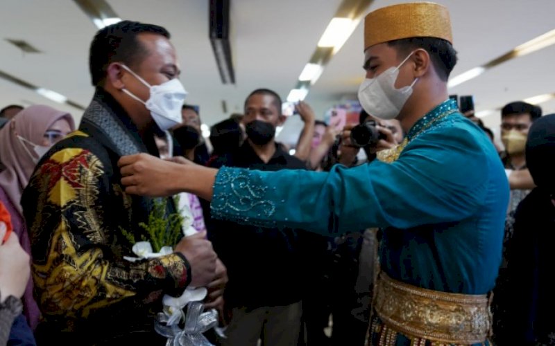 SAMBUTAN. Gubernur Sulsel, Andi Sudirman Sulaiman disambut saat tiba di Bandara Internasional Sultan Hasanuddin Makassar, Sabtu (12/3/2022). foto: istimewa