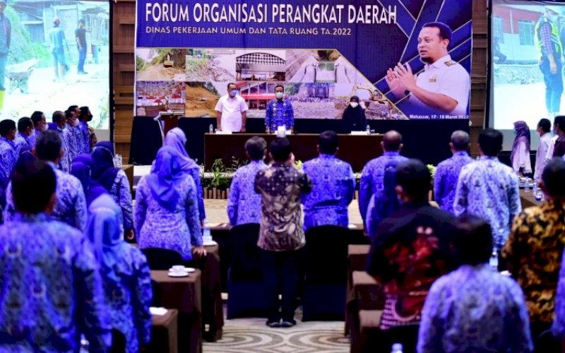 PEMBUKAAN. Gubernur Sulsel, Andi Sudirman Sulaiman, membuka kegiatan Forum Organisasi Perangkat Daerah PUTR 2022 di Hotel Four Points by Sheraton, Kamis (17/3/2022). foto: istimewa