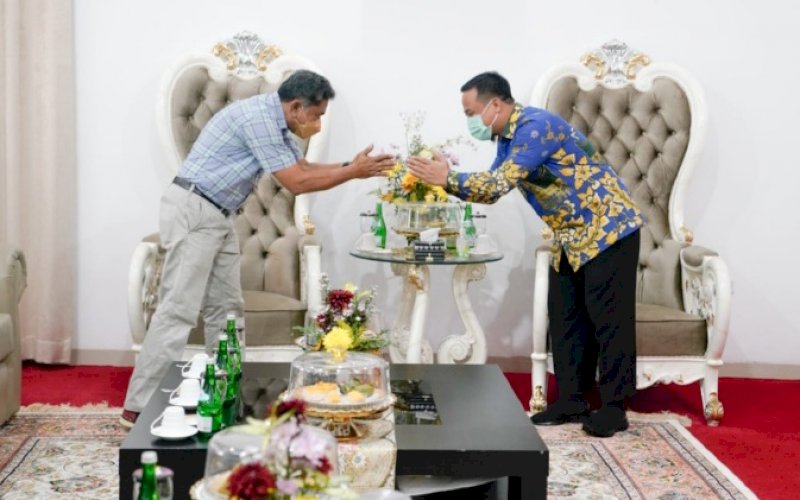 SILATURAHMI. Plt Gubernur Sulsel Andi Sudirman Sulaiman menerima kunjungan Plt Bupati Penajem Paser Utara Hamdan Pongrewa di Rujab Wagub Sulsel, Sabtu (5/3/2022). foto: istimewa