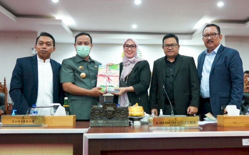 PENYERAHAN. Gubernur Sulsel Andi Sudirman Sulaiman menyerahkan Nota Pengantar Laporan Keterangan Pertanggungjawaban (LKPJ) Tahun Anggaran 2021 kepada Ketua DPRD Provinsi Sulsel Andi Ina Kartika Sari dalam Rapat Paripurna DPRD Sulsel, Rabu (23/3/2022). foto: istimewa