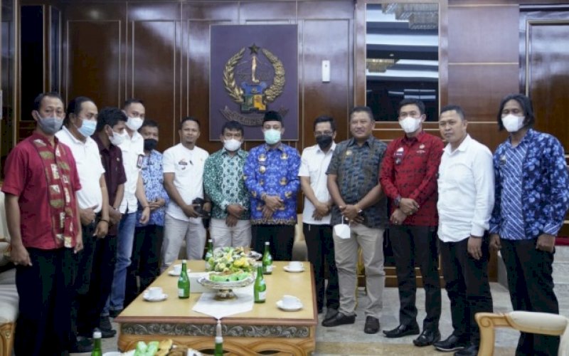 SILATURAHMI. Gubernur Sulsel, Andi Sudirman Sulaiman, saat menerima pengurus Papdesi di ruang kerjanya, Kamis (17/3/2022). foto: istimewa