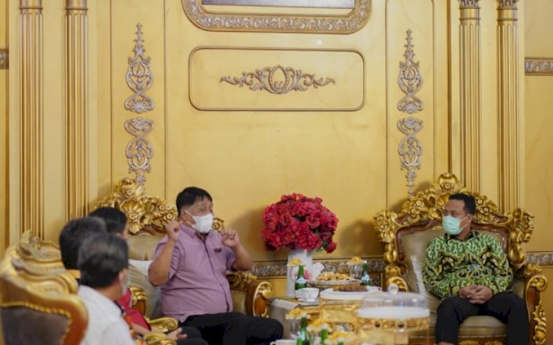 TAMU. Gubernur Sulsel Andi Sudirman Sulaiman menerima kunjungan Bupati Tana Toraja Theofilus Allorerung bersama Panitia Nasional Kongres GMKI Ke-38 di Rumah Jabatan Gubernur Sulsel, Kota Makassar, Sabtu (12/3/2022). foto: istimewa
