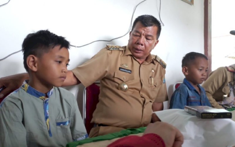 PEDULI. Bupati Bulukumba, Andi Muchtar Ali Yusuf, bercengkrama bersama dua bocah korban deportasi dari Malaysia di Desa Sangkala, Kecamatan Kajang, Kabupaten Bulukumba, Senin (21/3/2022). foto: istimewa