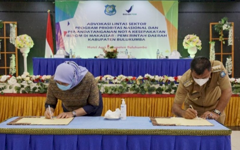 MOU. Bupati Bulukumba Andi Muchtar Ali Yusuf dan Kepala BBPOM Makassar Hardaningsih melakukan penandatanganan Nota Kesepahaman (Memorandum of Understanding/MoU) terkait dengan pengawasan obat dan makanan terpadu di Hotel Agri, Kabupaten Bulukumba, Senin (7/3/2022). foto: istimewa