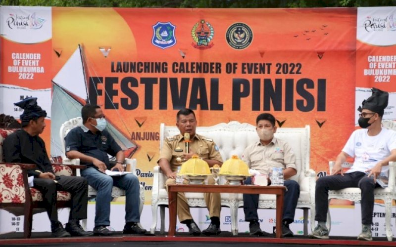 LAUNCHING. Bupati Bulukumba, Andi Muchtar Ali Yusuf (tengah), launching Calender of Event Pariwisata Bulukumba di Kawasan wisata Tanjung Bira, Selasa (29/3/2022). foto: istimewa