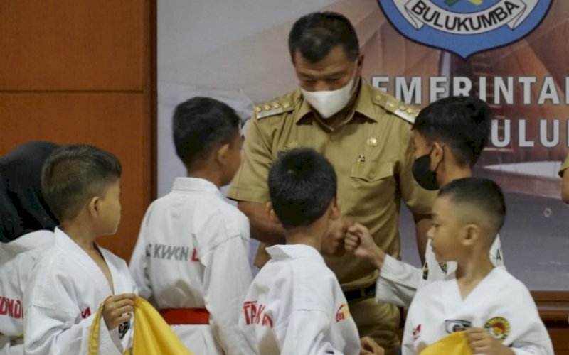 BERSALAMAN. Bupati Bulukumba, Andi Muchtar Ali Yusuf, bersalaman dengan atlet taekwondo pada pelepasan atlet taekwondo yang akan ikut pada Open Tournament Gubernur Sulsel 2022 di Kantor Bupati, Selasa (8/3/2022). foto: istimewa