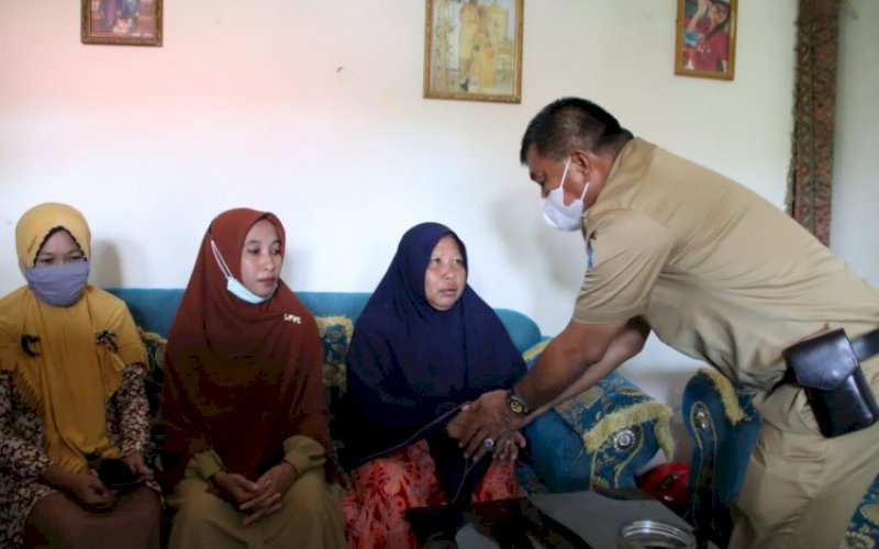 SAMPAIKAN DUKA. Bupati Bulukumba Andi Muchtar Ali Yusuf menyalami istri almarhum Amiluddin Hasbiah menyampaikan duka mendalam saat kunjungan silaturahmi di kediaman keluarga almarhum Amiluddin di lingkungan Barang, Kelurahan Tanah Jaya, Kecamatan Kajang, Bulukumba, Senin (21/3/2021). foto: istimewa
