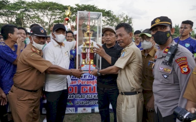 PENUTUPAN. Bupati Bulukumba, Andi Muchtar Ali Yusuf, menyerahkan piala kepada juara turnamen sepak bola PPDI Cup I di lapangan sepak bola Desa Bontomanai, Kecamatan Rilau Ale, Kabupaten Bulukumba, Selasa (1/3/2022). foto: istimewa