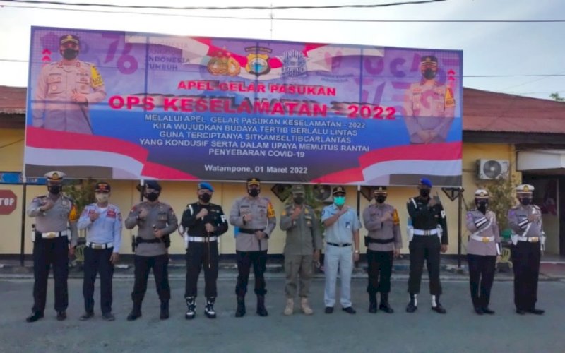 APEL. Apel gelar pasukan dalam rangka pelaksanaan Operasi Keselamatan 2022 di lapangan apel Mapolres Bone, Selasa (1/3/2022). foto: istimewa