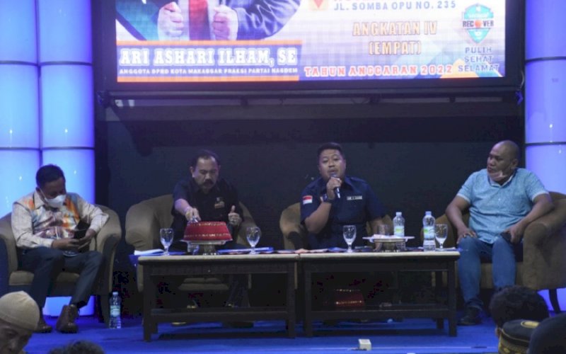SOSIALISASI PERDA. Anggota DPRD Kota Makassar, Ari Ashari Ilham (kedua kanan), menggelar sosialisasi Perda nomor 7 tahun 2015 tentang Penyelenggaraan Bantuan Hukum di Hotel Almadera Makassar, Sabtu (12/3/2022). foto: istimewa