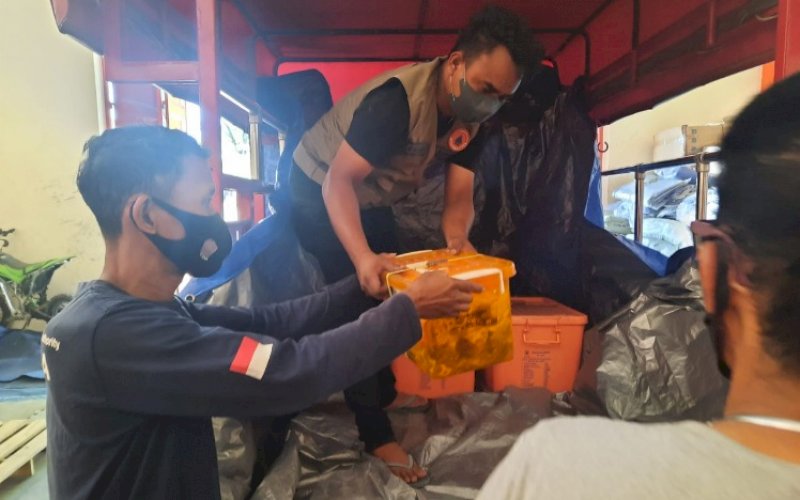 BANTUAN. Tim BPBD Provinsi Sulsel mempersiapkan pengiriman bantuan untuk korban banjir ke Kabupaten Luwu, Senin (14/3/2022). foto: istimewa