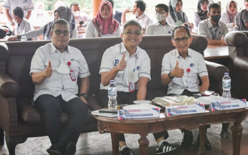 RAKORSUS. Penjabat Direktur Perumda Air Minum Kota Makassar Beni Iskandar (tengah) didampingi Penjabat Direktur Keuangan Asdar Ali (kiri) dan Penjabat Direktur Teknik Arifuddin Hamarung saat membuka Rakorsus Perumda Air Minum Kota Makassar 2022 di Rumah Kebun Bili-bili, Gowa, Rabu (30/3/2022). foto: istimewa