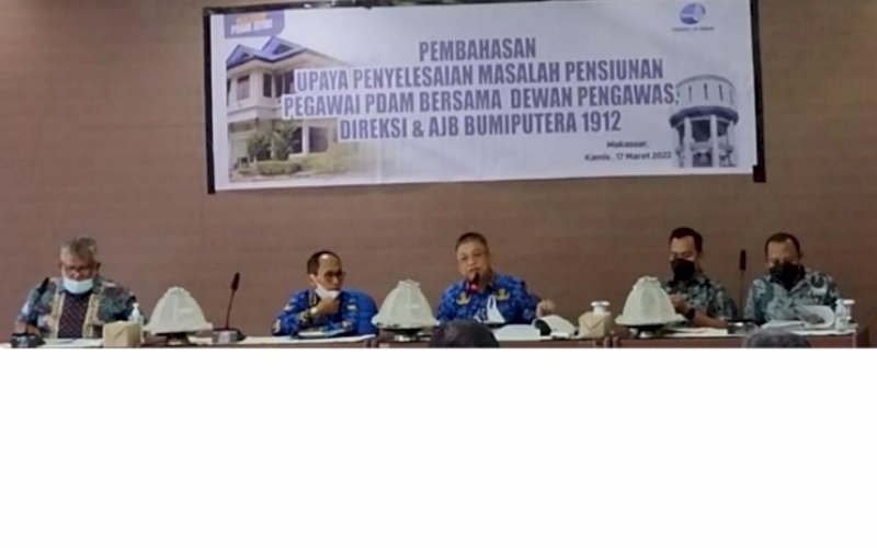 PERTEMUAN. Penjabat Direktur Utama Perumda Air Minum Kota Makassar, Beni Iskandar (tengah), memimpin pertemuan pembahasan upaya penyelesaian masalah pensiunan pegawai Perumda Air Minum Kota Makassar bersama dewan pegawas, direksi, dan AJB Bumiputera 1912, Kamis (17/3/2022). foto: istimewa