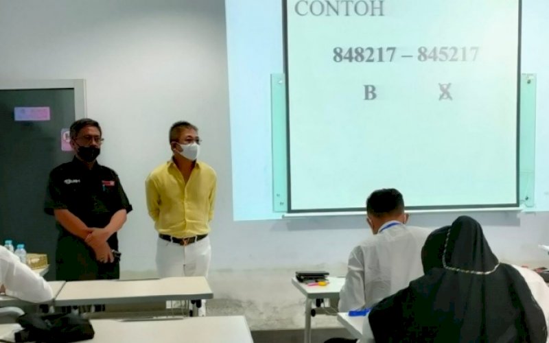 MEMANTAU. Penjabat Direktur Utama Perumda Air Minum Kota Makassar, Beni Iskandar (kedua kiri), didampingi Dekan Fakultas Psikologi UNM bersama jajaran Direksi dan Kepala Bagian Perumda Air Minum Kota Makassar memantau langsung jalannya tes di Gedung Fakultas Psikologi UNM, Sabtu (5/3/2022). foto: istimewa