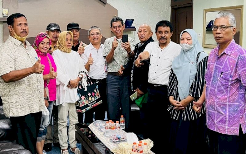 PERTEMUAN. Penjabat Direktur Utama Perumda Air Minum Kota Makassar, Beni Iskandar (tengah), bertemu dengan pensiunan Perumda Air Minum Kota Makassar di ruang kerjanya, Rabu (2/3/2022). foto: istimewa