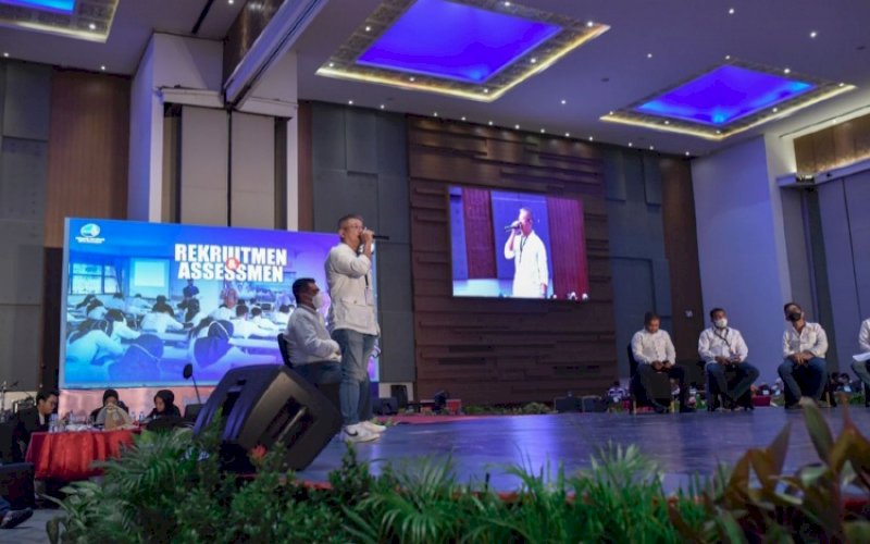 PRESENTASI. Penjabat Direktur Utama Perumda Air Minum Kota Makassar, Beni Iskandar, bersama jajarannya melakukan presentasi pada Rakorsus Pemkot Makassar dengan tema &lsquo;Menuju Makassar Kota Metaverse&rsquo; atau 'MakaVerse' di Hotel Four Points By Sheraton Makassar, Selasa (15/3/2022). foto: istimewa