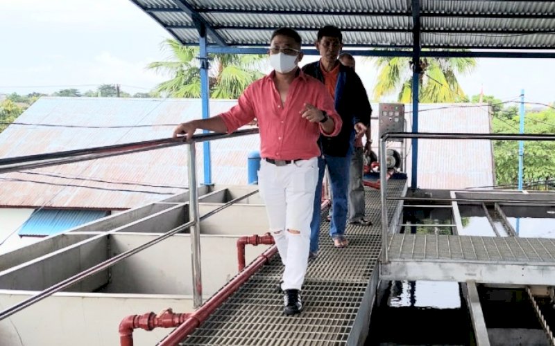 KUNJUNGAN. Penjabat Direktur Utama Perumda Air Minum Kota Makassar, Beni Iskandar, bersama rombongan melakukan kunjungan langsung ke IPA 3 yang berlokasi di Jl Lasuloro, Antang, Kecamatan Manggala, Kota Makassar, Sabtu (19/3/2022). foto: istimewa