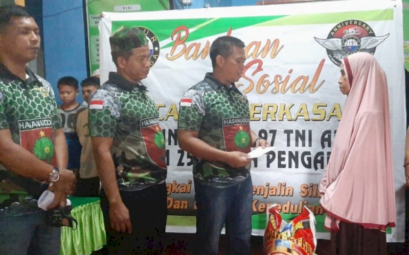 TNI PEDULI. Puluhan prajurit TNI yang tergabung dalam Alumni Bintara PK 97 Catur Perkasa Kodam XIV Hasanuddin menyerahkan santunan ke salah satu panti asuhan di Kabupaten Bulukumba, Sabtu (19/3/2022). foto: istimewa