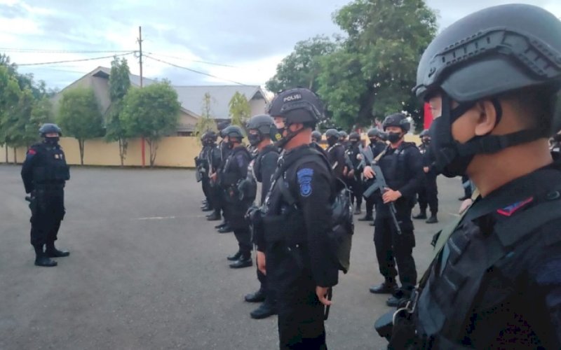 PELEPASAN. Pelepasan Satu Satuan Setingkat Kompi (SSK) personel Batalyon C Pelopor Satbrimob Polda Sulsel diberangkatkan dari Kabupaten Bone menuju Kabupaten Sinjai, Rabu (16/3/2022). foto: istimewa