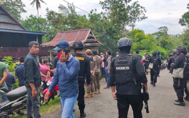 PENGAMANAN. Personel Batalyon C Pelopor Satbrimob Polda Sulsel turun langsung mengawal kelancaran proses Pemungutan Suara Ulang (PSU) Desa Aska, Kecamatan Sinjai Selatan, Kabupaten Sinjai, Minggu (27/3/2022). foto: istimewa