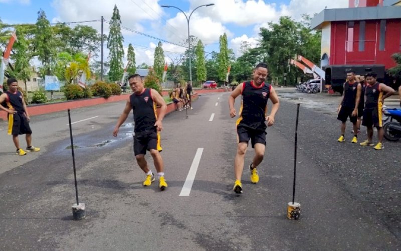 TKJ. Personel Batalyon C Pelopor Satbrimob Polda Sulsel mengikuti kegiatan Tes Kesamaptaan Jasmani (TKJ) berkala di GOR Stadion Lappatau Kelurahan Macanang, Kecamatan Tanete Riattang Barat, Kabupaten Bone, Sabtu (12/3/2022). foto: istimewa