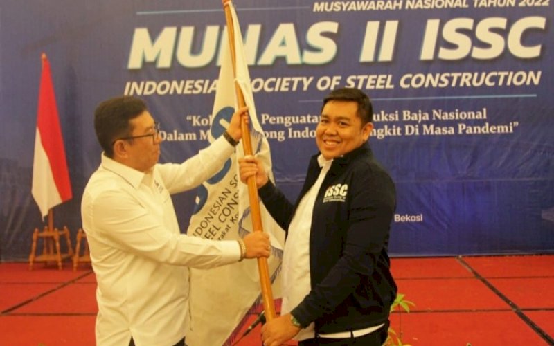 SERAH TERIMA. Serah terima pataka dari Ketua&nbsp;Umum ISSC sebelumnya&nbsp;Ken Pangestu&nbsp;(kiri) kepada&nbsp;Ketua&nbsp;Umum ISSC terpilih&nbsp;periode 2021-2024 Budi Harta Winata&nbsp;(kanan). foto: istimewa