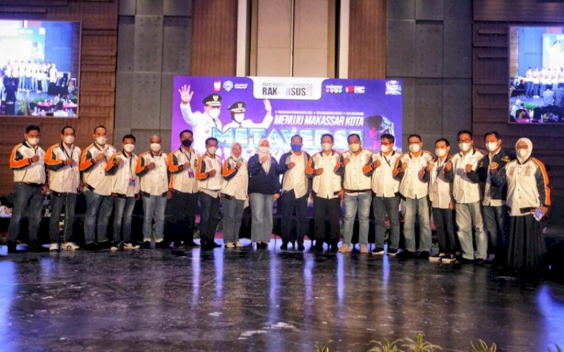 RAKORSUS. 15 camat se-Kota Makassar bersama pasangan Wali Kota dan Wakil Wali Kota Makassar Moh Pomanto-Fatmawati Rusdi (Danny-Fatma) pada Rakorsus Pemkot Makassar dengan tema &lsquo;Menuju Makassar Kota Metaverse&rsquo; atau &lsquo;MakaVerse&rsquo; di Hotel Four Points By Sheraton Makassar, Selasa (15/3/2022). foto: istimewa