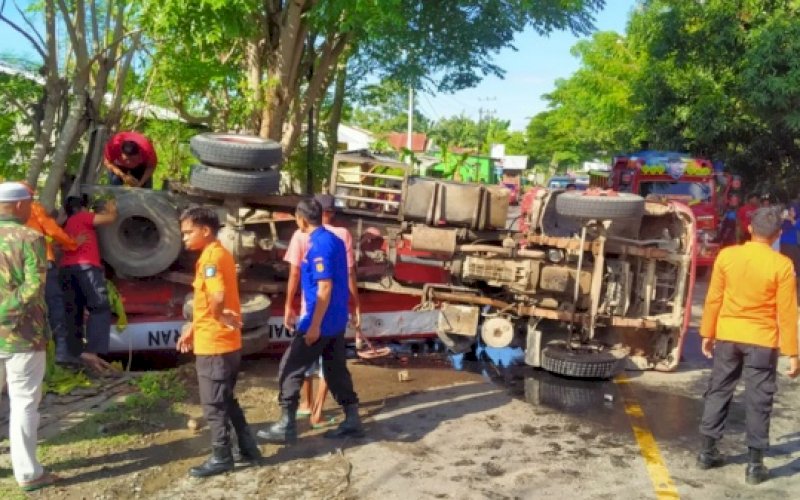 KECELAKAAN. Mobil tangki Damkar Bulukumba mengalami kecelakaan di sekitar Hotel Arini Bulukumba saat menuju tugas pemadaman kebakaran, Senin (14/3/2022). foto: istimewa