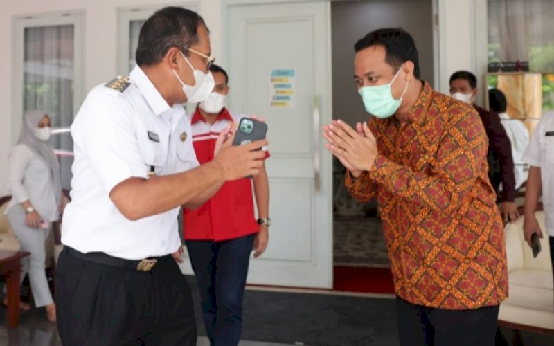 SALAMAN. Wali Kota Makassar Moh Ramdhan Pomanto (kiri) salam pamit dengan Plt Gubernur Sulsel Andi Sudirman Sulaiman usai melakukan pertemuan di Rumah Jabatan Wakil Gubernur Sulsel, Rabu (2/3/2022). foto: istimewa