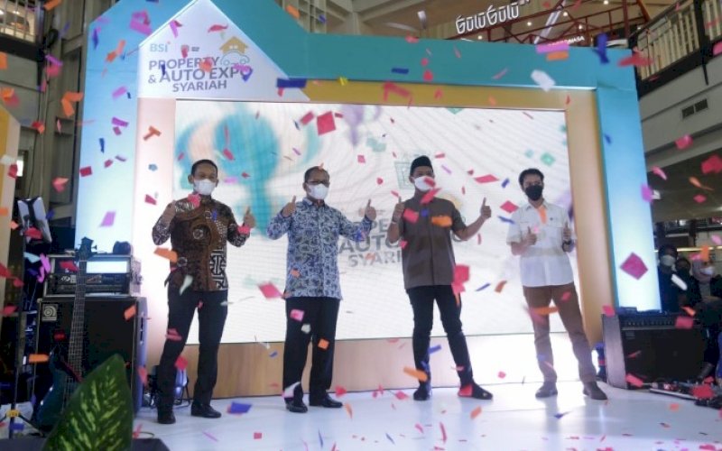 PEMBUKAAN. Wali Kota Makassar Moh Ramdhan Pomanto (kedua kiri), saat menghadiri pembukaan secara resmi BSI Property & Auto Expo Syariah 2022 di Atrium MaRI Makassar, Kamis (10/3/2022). foto: istimewa