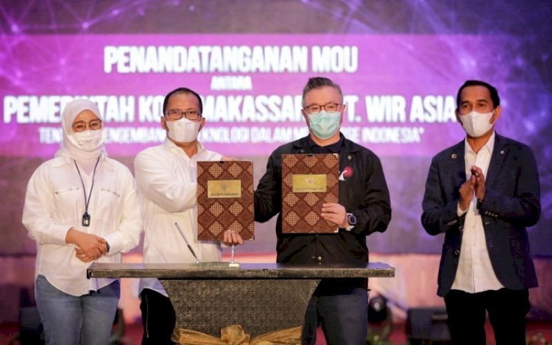 KERJA SAMA. Wali Kota Makassar Moh Ramdhan Pomanto dan Executive Chairman and CEO WIR Group Daniel Surya memperlihatkan nota kesepahaman disaksikan Wakil Wali Kota Makassar Fatmawati Rusdi dan Ketua DPRD Kota Makassar Rudianto Lallo pada Rakorsus Pemkot Makassar 2022 di Hotel Four Points of Sheraton Makassar, Selasa (15/3/2022). foto: istimewa